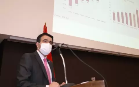 Hacienda insiste en que la econom�a levanta cabeza