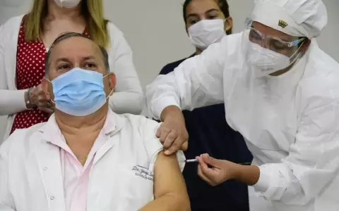 Se inici� inmunizaci�n a personal sanitario con las vacunas AstraZeneca
