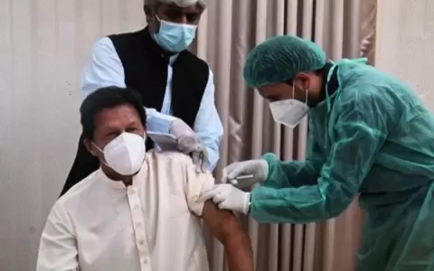 Primer ministro de Pakist�n da positivo al Covid-19 dos d�as despu�s de recibir vacuna china