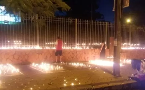 Encienden velas por fallecidos Covid frente a Salud