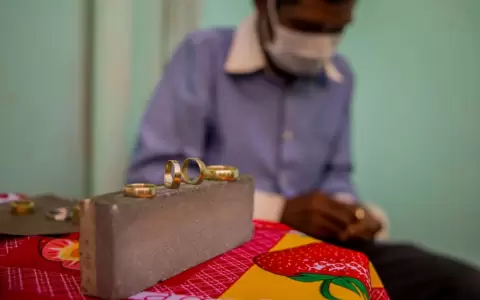 Ind�gena entre rejas crea arte en joyas
