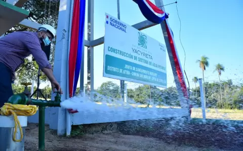 Mandatario inaugura sistema de agua potable que beneficiar� a 220 familias