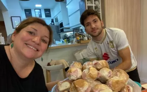 Convirti� su casa en una gran cocina para ayudar a familiares de enfermos Covid
