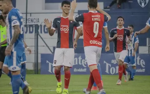 Cerro Porte�o supera con autoridad al 12 de Octubre en Itaugu�