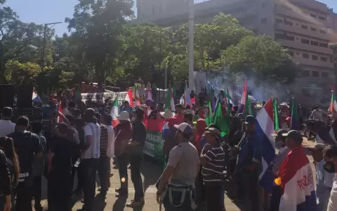 Campesinos marchan exigiendo salida de Abdo y Vel�zquez