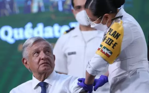 Presidente de M�xico se vacuna con AstraZeneca durante una rueda de prensa