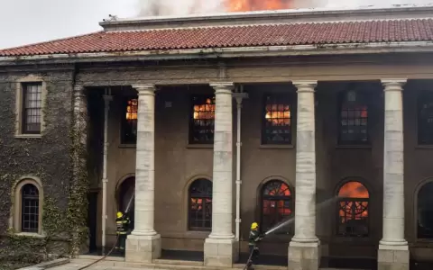 Incendio da�a la biblioteca de la Universidad de Ciudad del Cabo y su colecci�n de Estudios Africanos