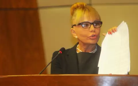 Gilda Burgstaller: "Muchos se convierten en pol�ticos no para servir sino para servirse"