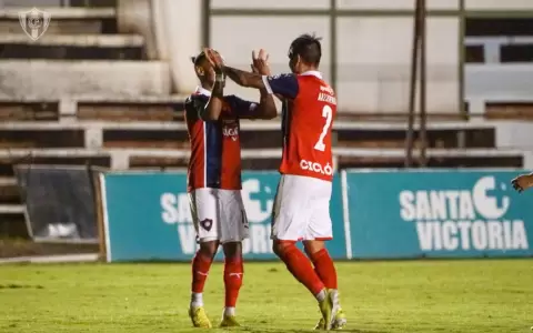 Cerro Porte�o supera a Guaire�a y se mantiene al asecho