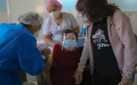 Muchos adultos mayores tienen miedo y no quieren vacunarse
