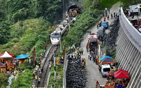 Al menos 48 muertos y 60 heridos tras descarrilar un tren en Taiw�n