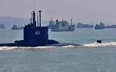 Desaparece submarino indonesio con 53 tripulantes