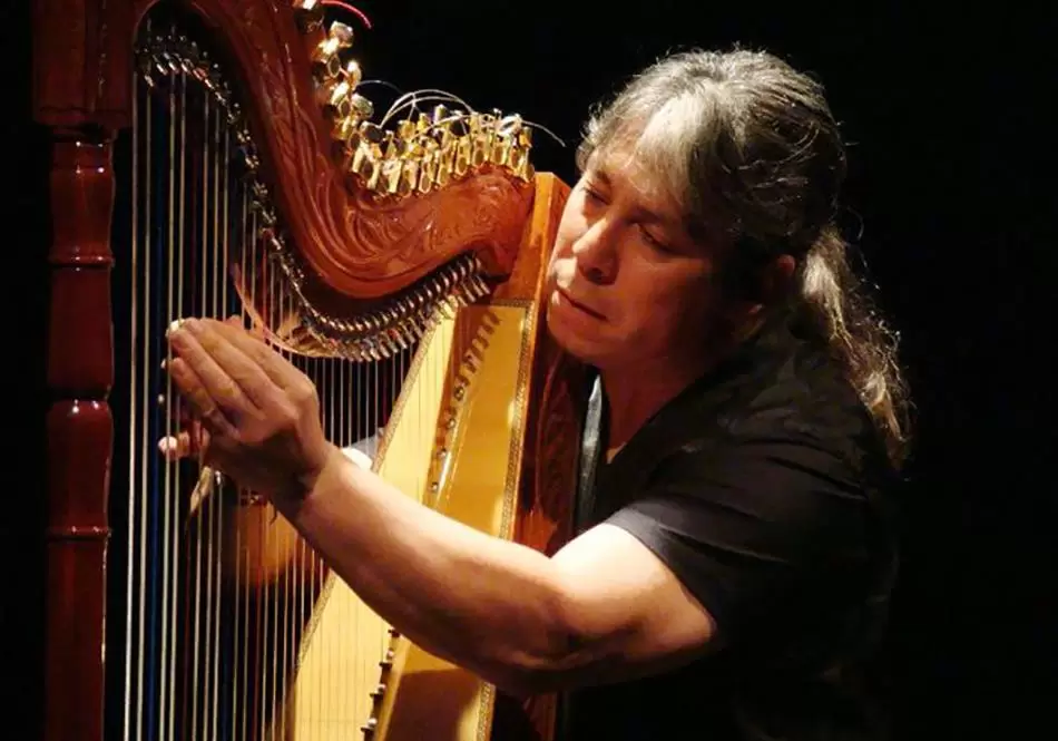 Ismael Ledesma presenta el videoclip "Arpa caliente"