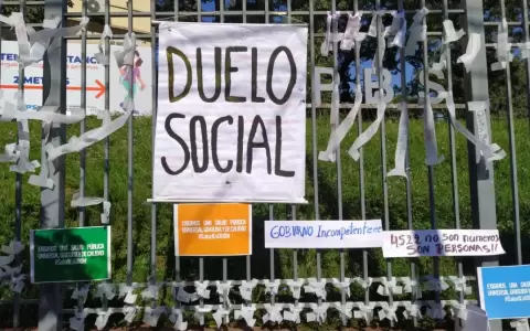 Pa�os de cruz en memoria de las vidas perdidas por el Covid-19