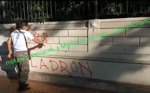 Escrachan a Mario Abdo con pintata en Mburuvicha R�ga