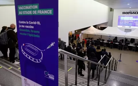 Francia: Hasta en estadios vacunan a la poblaci�n