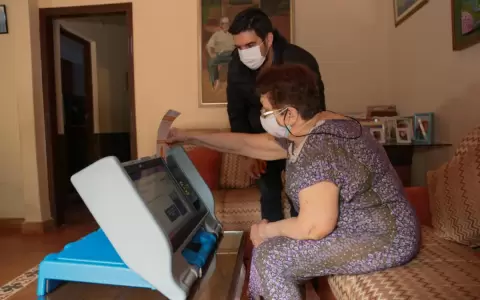 Solicitantes del Plan Voto en Casa aprenden a usar m�quina de votaci�n