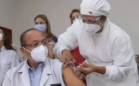 Error en vacunas: 48 Profesionales de blanco recibieron 2da. dosis de otra marca