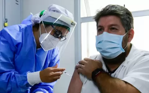 Causa nacional: urge generaci�n de vacunatorios masivos fuera de hospitales