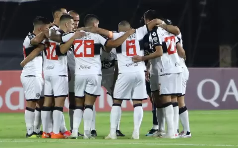 Olimpia cae ante Internacional y queda al borde de la eliminaci�n