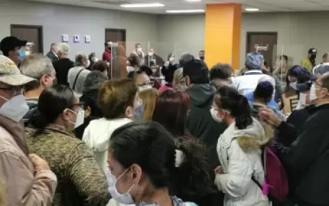 Amplia concurrencia, pocas vacunas contra el Covid-19