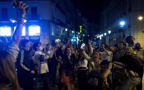 Festejos y descontrol en Espa�a por el fin del estado de excepci�n por coronavirus