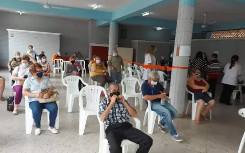 Otro d�a de tensi�n, incertidumbre y hartazgo en los vacunatorios