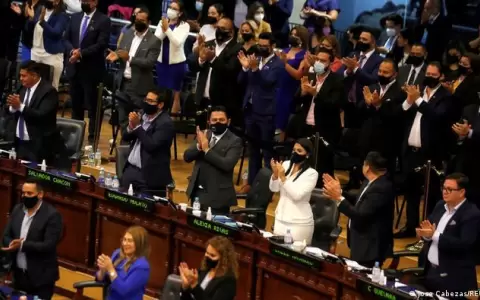 El Salvador: Asamblea controlada por Bukele destituye a jueces de la Constitucional