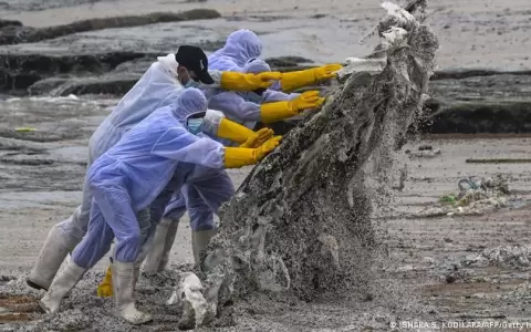 Playas de Sri Lanka reciben toneladas de pl�stico de un barco incendiado