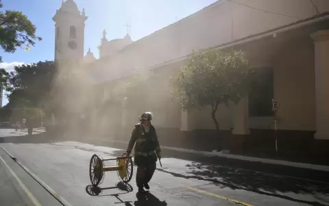 Bomberos sofocan incendio en la Catedral de Asunci�n