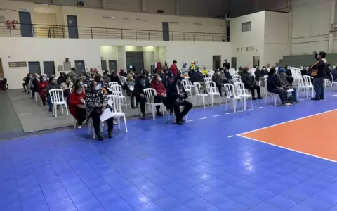 Buena afluencia de adultos mayores para recibir vacuna antiCovid