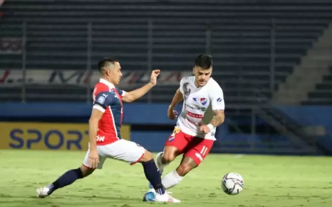 Nacional frena a Cerro Porte�o en un partido con pol�mico arbitraje