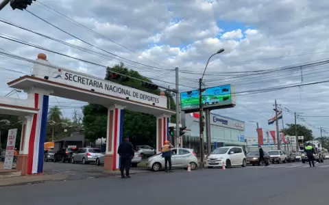 Temor a que terminen dosis hace que adultos mayores acudan en masa a vacunatorios