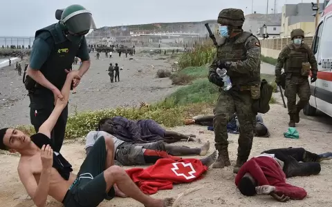 Espa�a despleg� militares en frontera con Marruecos y se agrava crisis migratoria