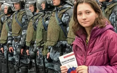 Olga M�sik, la chica que le�a (y sigue leyendo) la Constituci�n rusa