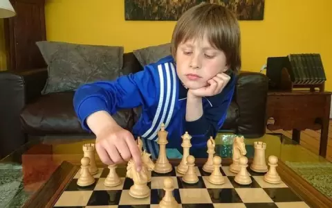 El ni�o de 10 a�os que derrot� a un gran maestro de ajedrez pero no lo cont� en la escuela