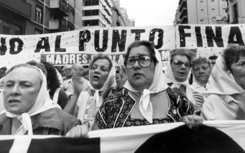 Conmemoran 44 a�os de la primera ronda de las Madres de Plaza de Mayo