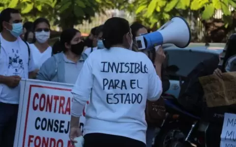 "H�roes de blanco" se manifiestan porque no cobran hace 5 meses