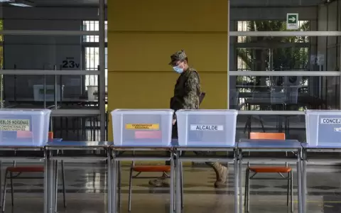 Colegios electorales ya est�n abiertos para hist�ricos comicios constituyentes en Chile