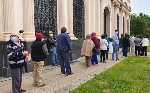 Tras quedar sin dosis en Concepci�n, contin�a vacunaci�n contra el Covid-19