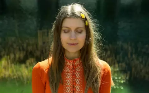 Lydia Ainsworth lanza "Cake"