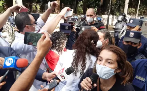 Polic�a no dej� avanzar a m�dicos: "�Qu� pasa si les cerramos el paso en hospitales?"