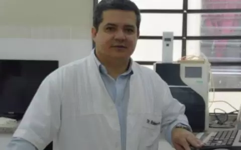 Director sanitario encabez� vacunaci�n VIP a domicilio de senadora
