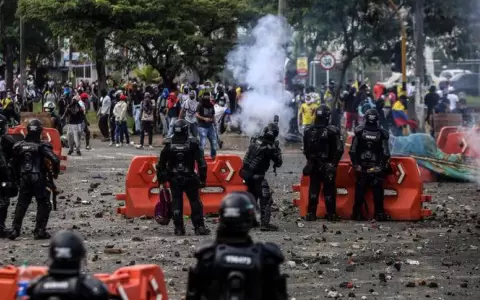 HRW: Polic�a lanza proyectiles desde tanquetas a manifestantes en Colombia