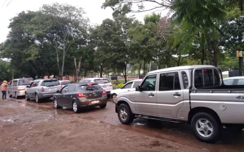 Ni la lluvia ataja a los abuelos que quieren vacunarse contra el Covid