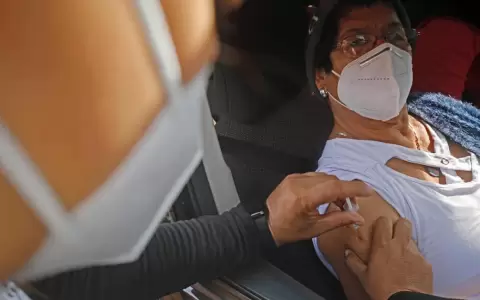 Salud contin�a vacunaci�n de personas de 52 a�os