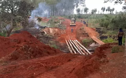 �Ante inacci�n del MOPC, pobladores construyen puente de madera en Tacuat�