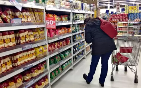 Consumidores siguen desconfiados de futuro econ�mico