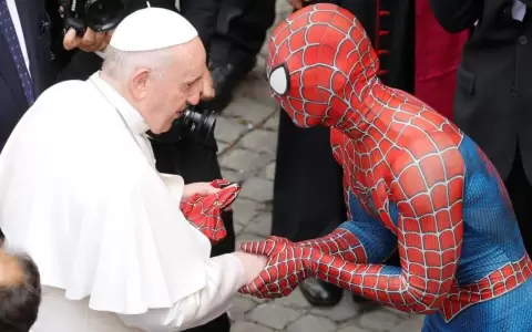 El Papa saluda a Spiderman en el Vaticano