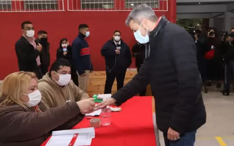 Mario Abdo vot� en la Seccional Colorada N� 5 y no guard� distancia